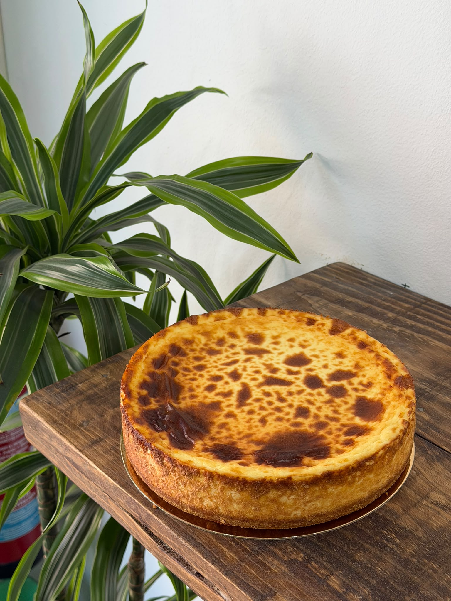 Tarta entera sobre mesa